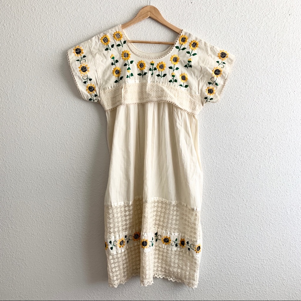 Darling Vintage Summer Embroidered Dress - Picture 1 of 4